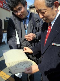 The owner casually takes out his family lineage records from the Edo period to show Chieda-sensei.