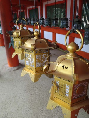 Bronze lanterns at Kasuga shrine.