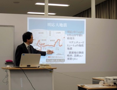 Okano-sensei explains about the impact zone of the 1498 earthquake.